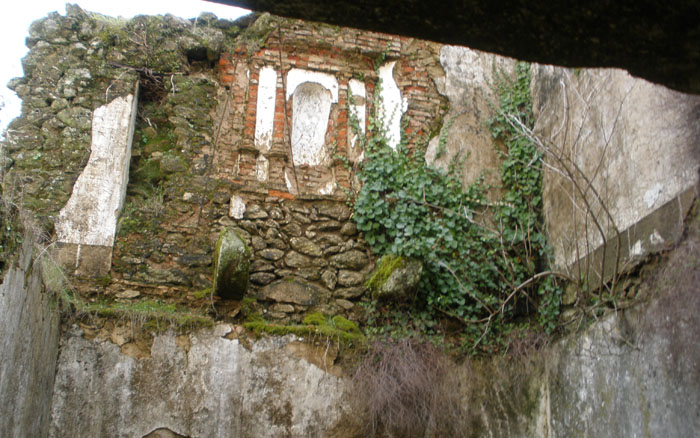 Restos del altar de la capilla